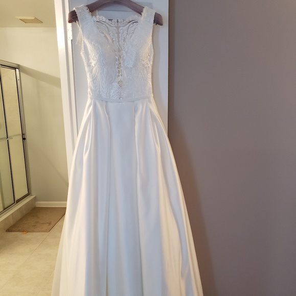 Wedding dress - Picture 2 of 3